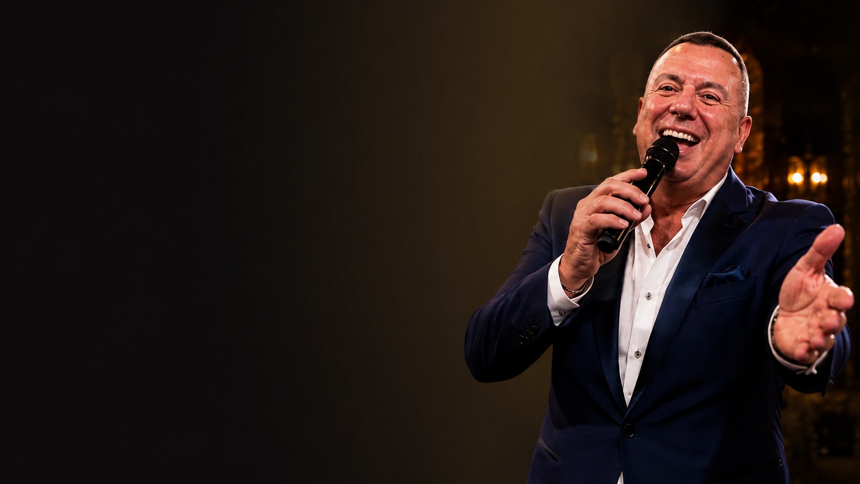 Fiore Ciambarella cantando ao microfone em apresentação noturna
