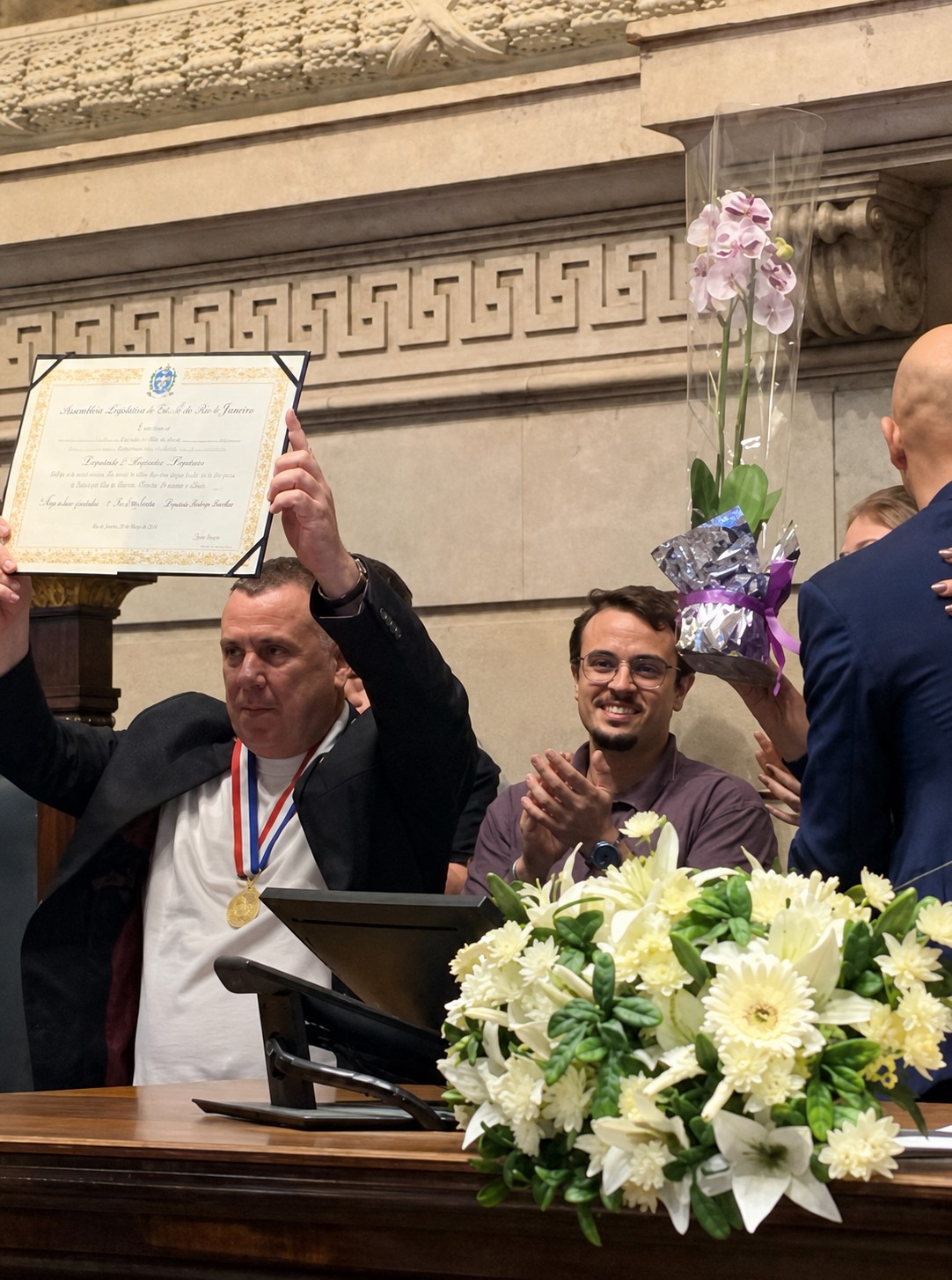 Fiore Ciambarella condecorado em sessão solene na Câmara Municipal do Rio de Janeiro
