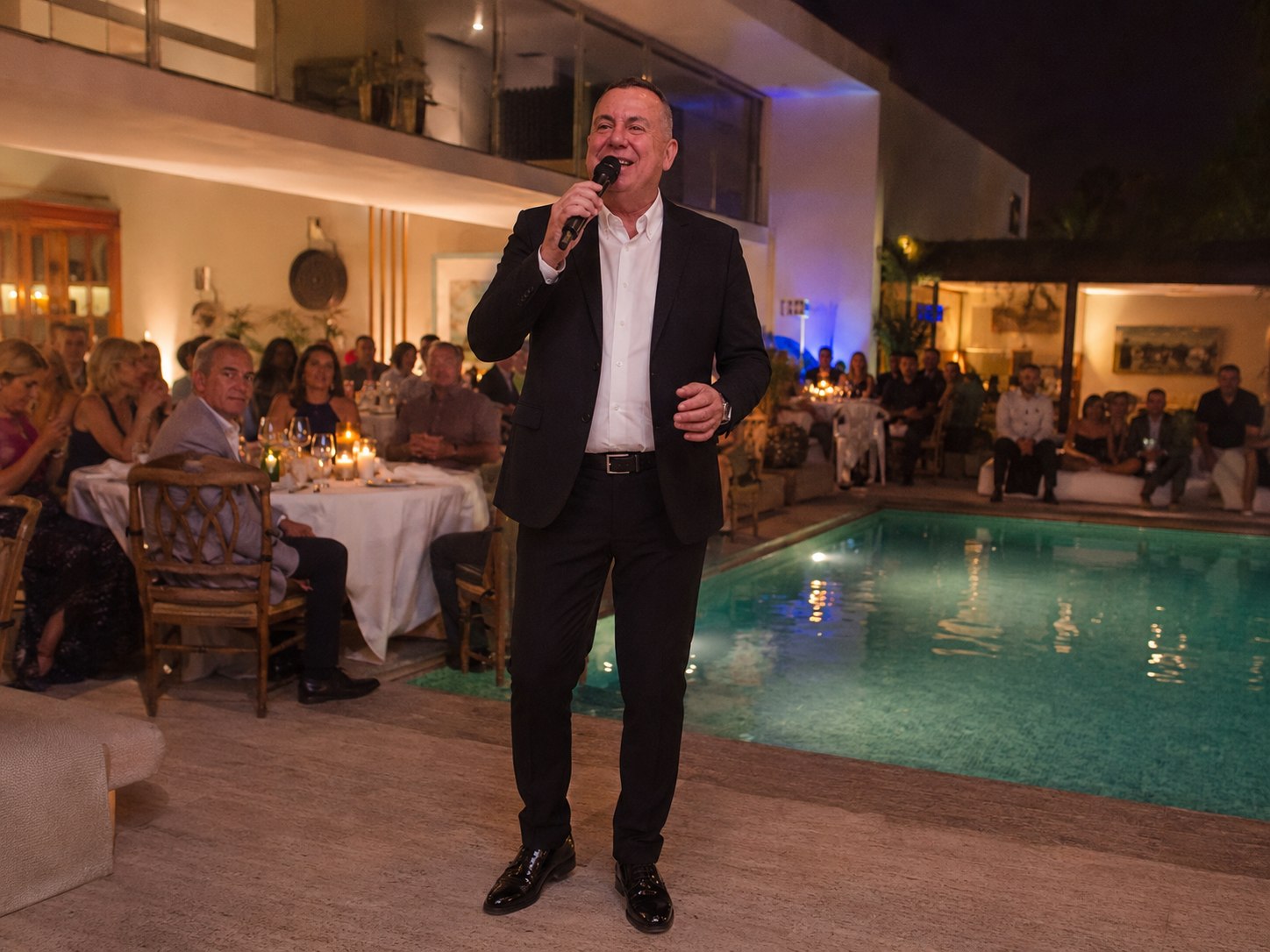 Fiore Ciambarella cantando em uma festa particular, casa com piscina