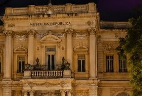 Fachada iluminada do Museu da República